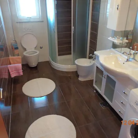 21 Apartment *
